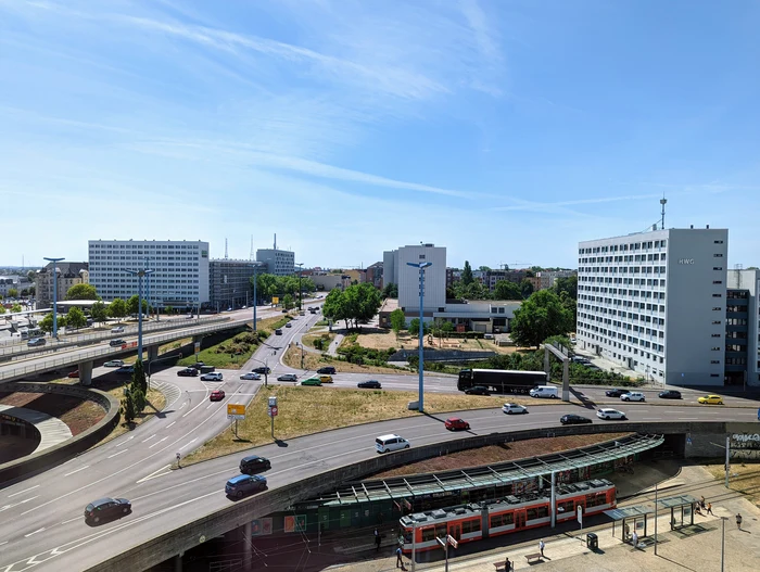 Luftaufnahme vom Riebeckplatz in Halle (Saale) mit Verkehrskreisel und Hochhäusern