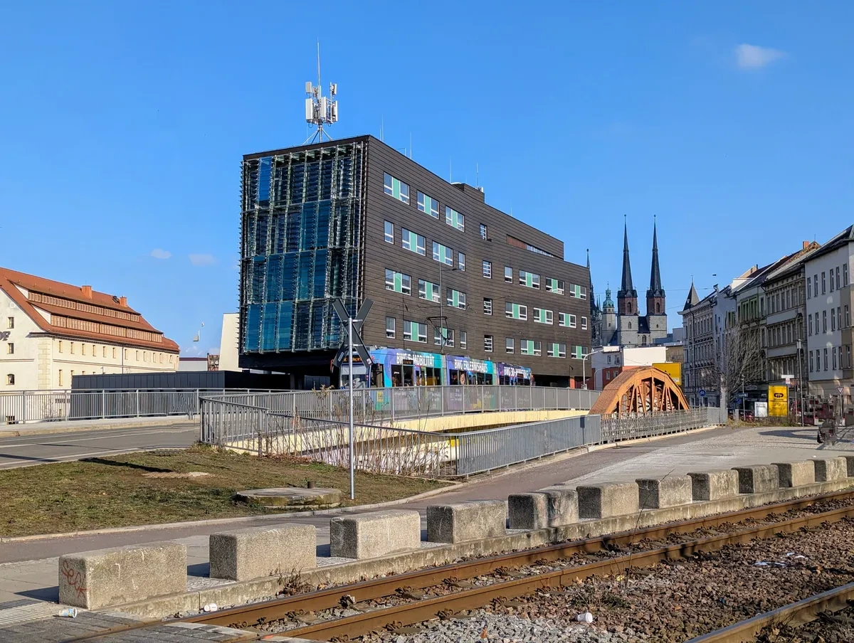 Mitteldeutsches Multimediazentrum in Halle mit den Türmen der Marktkirche im Hintergrund