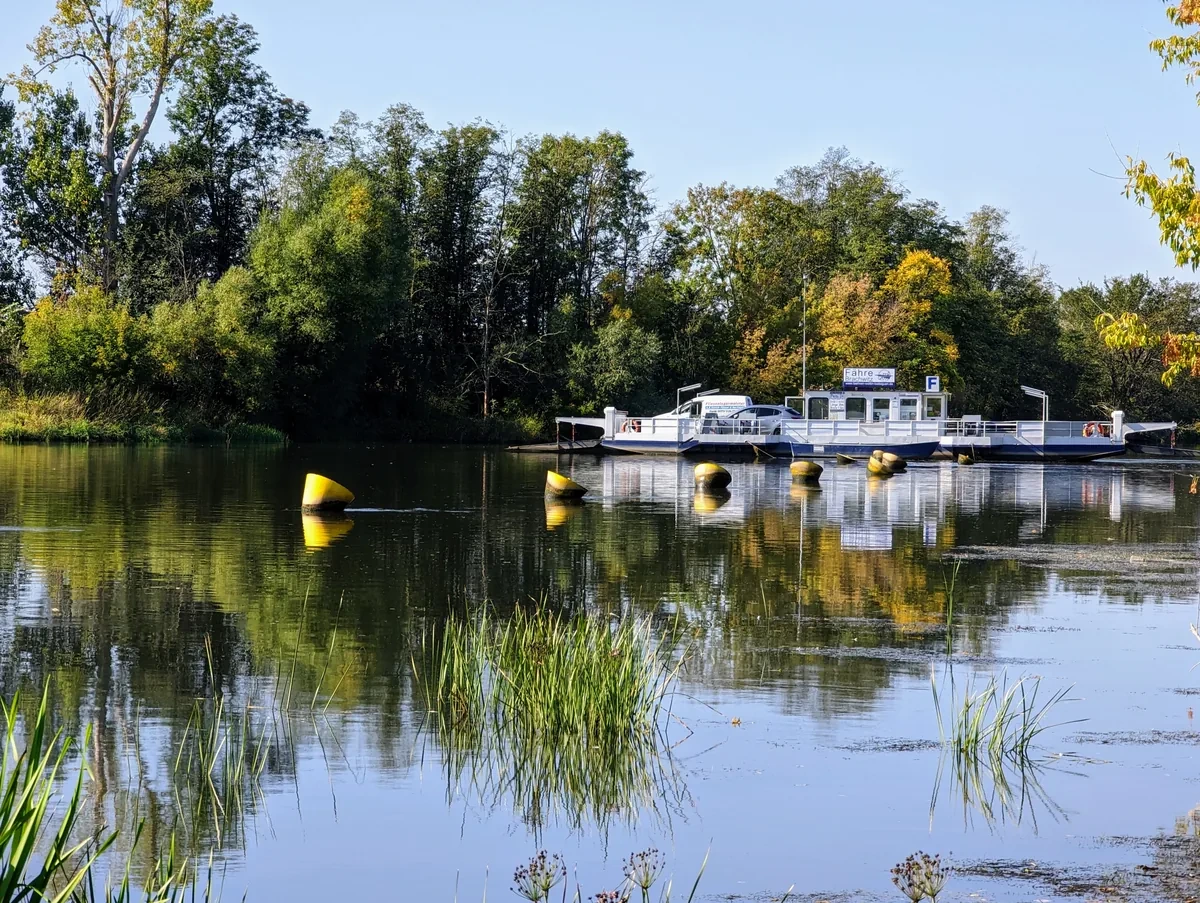 Saale-Fähre am Ufer bei Braschwitz im nördlichen Saalekreis